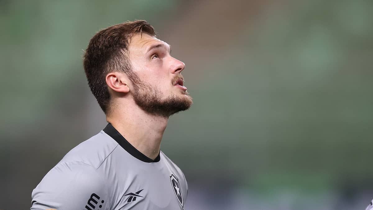 Lucas Perri termina jogo do Botafogo com 'tudo girando': 'Dormi meia hora'