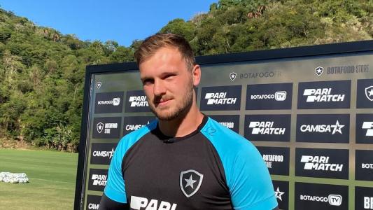 Lucas Perri durante atividade do Botafogo no CT