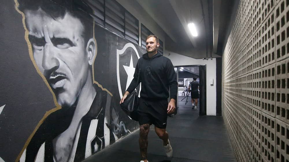Botafogo tem duas mudanças para enfrentar o Athletico; veja os times