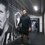 Botafogo tem duas mudanças para enfrentar o Athletico; veja os times