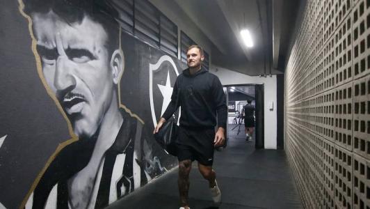 Lucas Perri é um dos destaques do Botafogo, líder do Campeonato Brasileiro