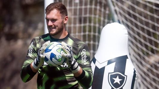 Lucas Perri na atividade do Botafogo nesta quinta-feira, no CT Lonier