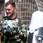 Lucas Perri volta a treinar e reforça o Botafogo contra o Atlético