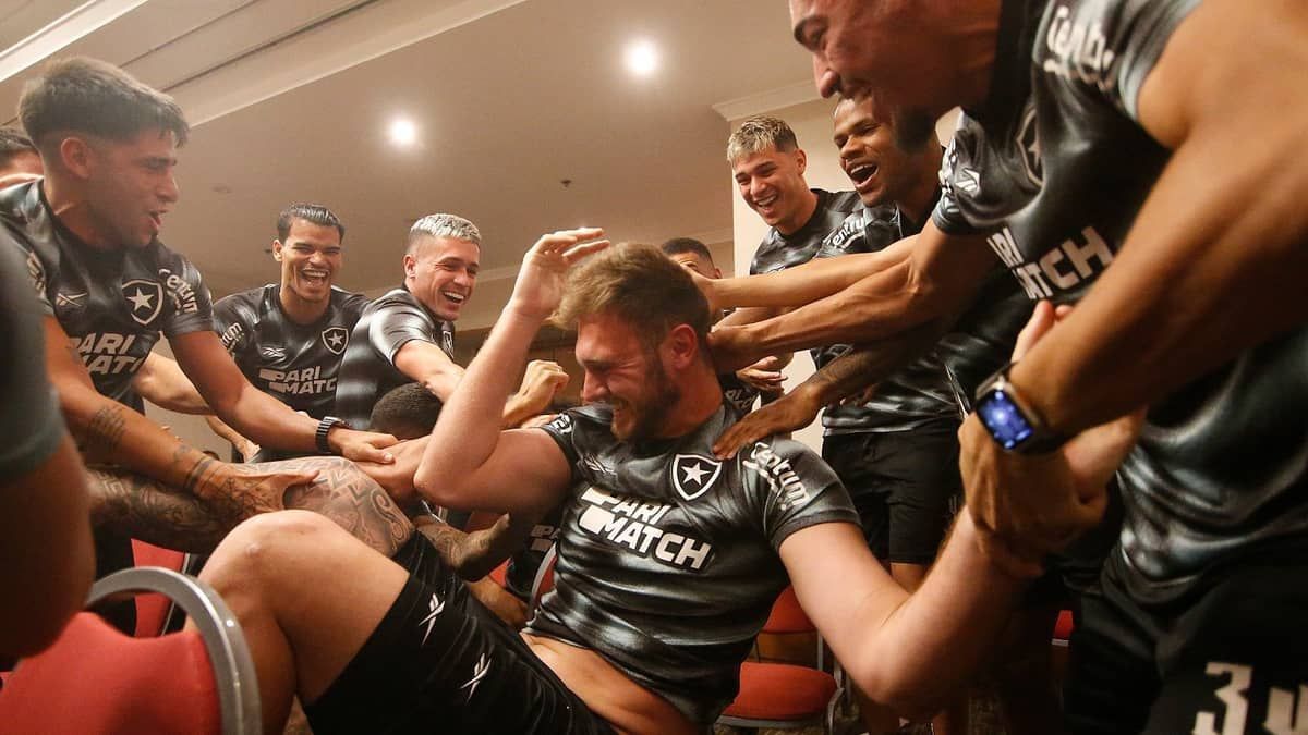 Elenco do Botafogo vai à loucura com convocação de Lucas Perri; assista