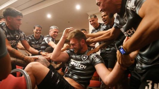 Lucas Perri sendo festejado pelos companheiros de Botafogo após convocação para a Seleção Brasileira