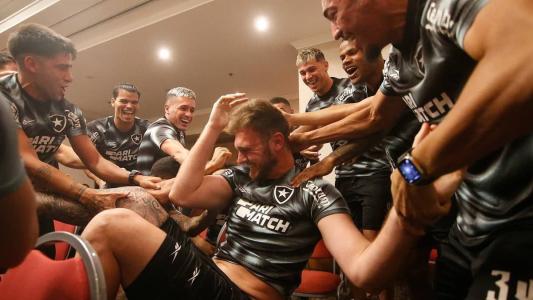Lucas Perri sendo festejado pelos companheiros de Botafogo após convocação para a Seleção Brasileira
