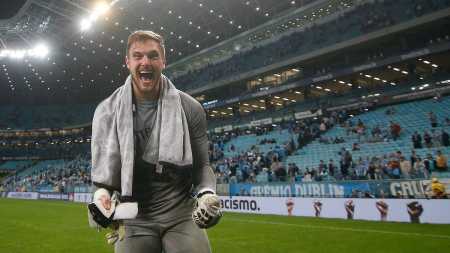 Lucas Perri vibrando com a vitória do Botafogo sobre o Grêmio