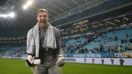 Lucas Perri vibrando com a vitória do Botafogo sobre o Grêmio