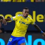 Lucas Pires celebra estreia com vitória e projeta encontro com o Barcelona 