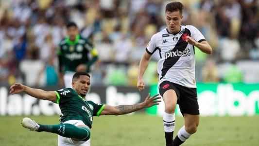Lucas Piton em ação pelo Vasco, contra o Palmeiras, no Brasileirão