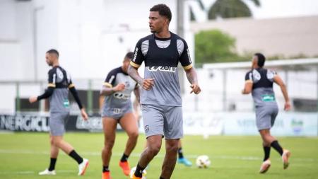 Lucas Ribeiro, zagueiro que se recupera de grave lesão no joelho