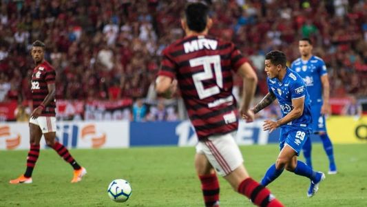 Lucas Romero dá passe durante Flamengo x Cruzeiro, no Maracanã, em 2019