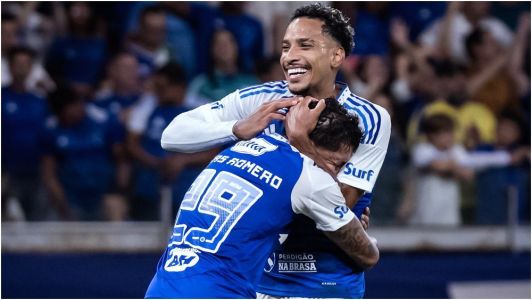 Lucas Romero e Matheus Pereira comemoram gol do Cruzeiro