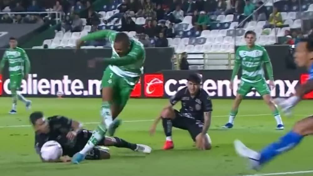 Ex-Cruzeiro leva chute no rosto e cai desacordado em campo no México; assista
