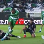 Ex-Cruzeiro leva chute no rosto e cai desacordado em campo no México; assista