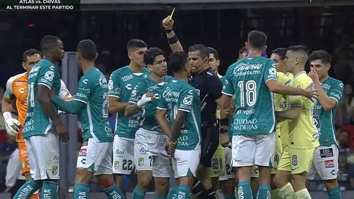 Ex-Cruzeiro, Lucas Romero é agredido por árbitro no México