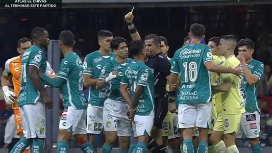 Lucas Romero recebeu uma joelhada do árbitro durante o jogo entre América-MEX e León