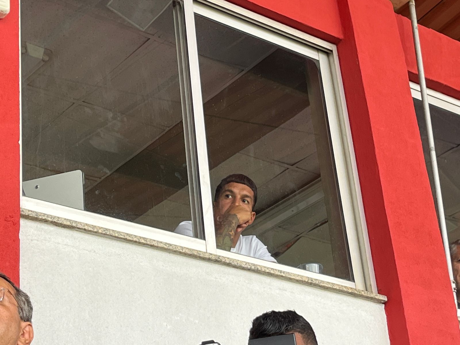 Romero, do Cruzeiro, acompanha jogo contra o Athletic na Arena do Jacaré