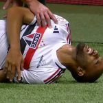 Lucas sente dores em clássico e tem que ser substituído no São Paulo