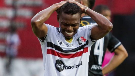 Lucas Silva, atacante do Santa Cruz