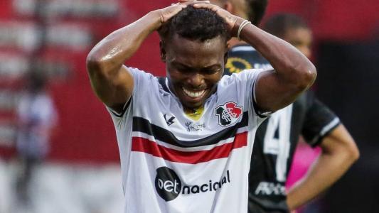 Lucas Silva, atacante do Santa Cruz