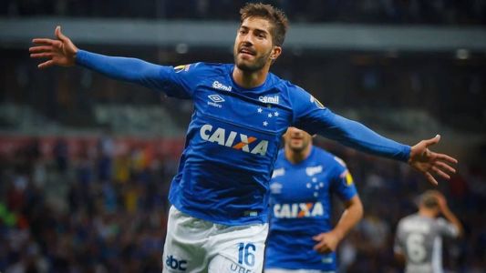 Lucas Silva comemora gol pelo Cruzeiro contra o Racing, em 2018, pela Libertadores