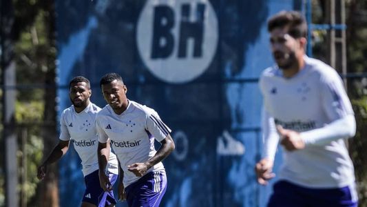 Lucas Silva (dir) e Arthur Gomes devem ganhar a primeira oportunidade no time titular do Cruzeiro