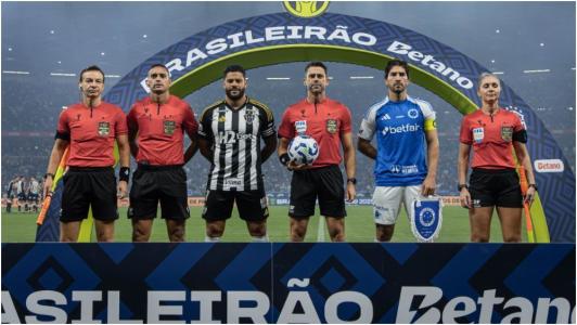 Lucas Silva e Hulk, jogadores de Cruzeiro e Atlético, respectivamente, durante jogo pelo Brasileirão