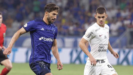 Lucas Silva em ação contra o Corinthians, seguido pelo volante Gabriel Moscardo
