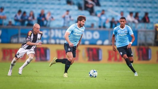 Lucas Silva em ação durante Grêmio x ABC, em Porto Alegre, pela Copa do Brasil