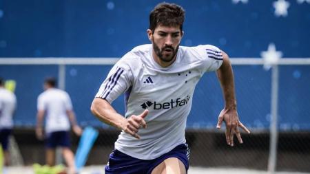 Lucas Silva esteve em campo e participou normalmente da atividade