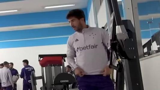 Lucas Silva faz trabalhos na academia enquanto não é oficializado pelo Cruzeiro