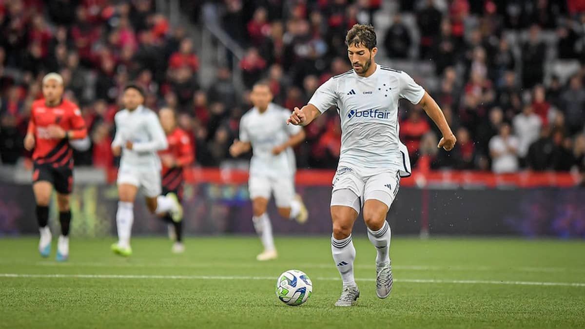 Lucas Silva reestreia pelo Cruzeiro com 'nova função'; veja análise
