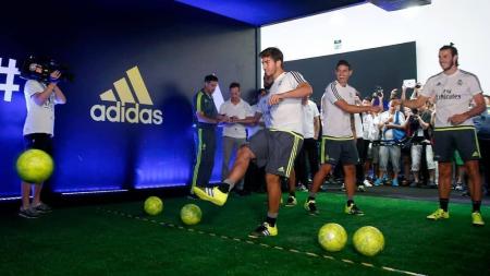 Lucas Silva, James Rodríguez e Gareth Bale em ação comercial do Real Madrid, em 2015