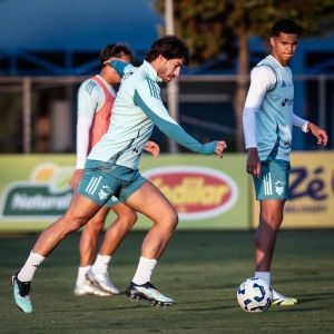Lucas Silva passou por exames após pancada que levou no joelho esquerdo em jogo contra o Juventude