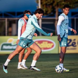Lucas Silva passou por exames após pancada que levou no joelho esquerdo em jogo contra o Juventude
