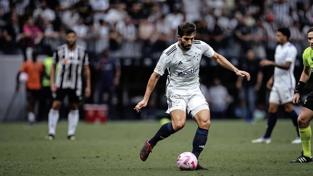 Lucas Silva provoca após vitória do Cruzeiro na Arena MRV: 'Batizado pelo maior de Minas'