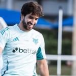 Lucas Silva, do Cruzeiro, anuncia namoro, e amigos reagem