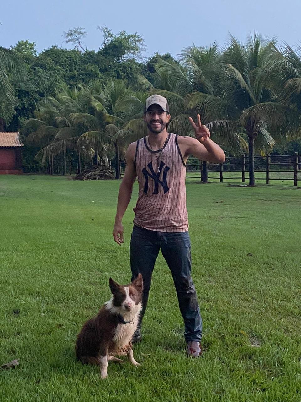 Cruzeiro: Lucas Silva curte férias na fazenda e se joga na lama com cachorro