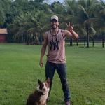 Cruzeiro: Lucas Silva curte férias na fazenda e se joga na lama com cachorro