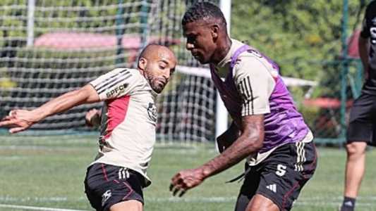 Lucas tenta tomar a bola de Arboleda em treino do São Paulo nesta segunda (7)