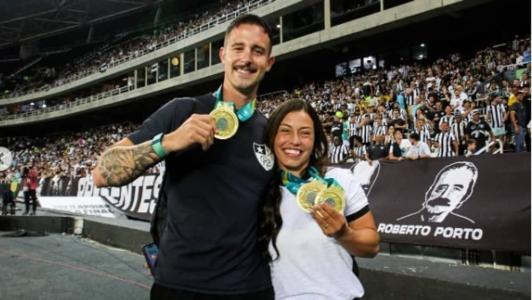 Lucas Verthein e Ana Sátila, atletas olímpicos do Botafogo, no Nilton Santos