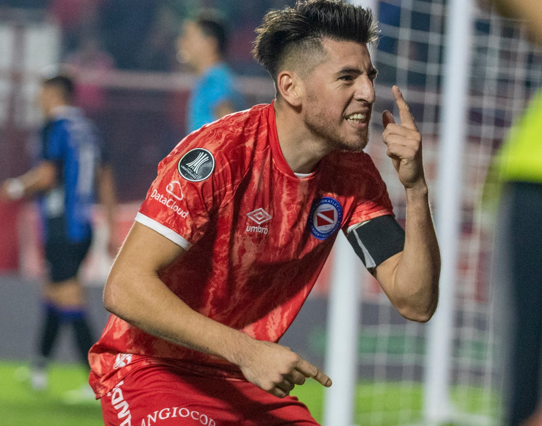 Quem é Lucas Villalba, zagueiro que negocia com o Cruzeiro