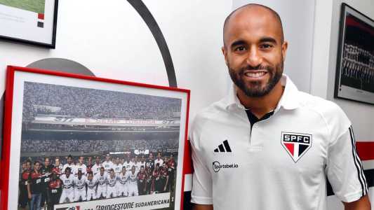 Lucas volta ao CT do São Paulo e conhece companheiros do elenco