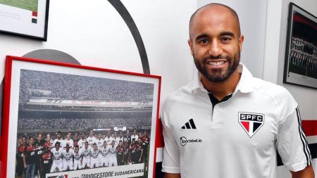 Lucas volta ao CT do São Paulo e conhece companheiros do elenco