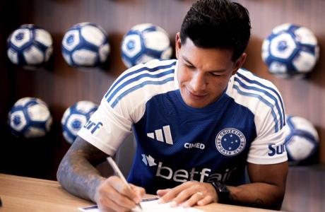 Lucas Romero em foto de anúncio da renovação de contrato com o Cruzeiro