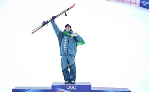 Lucas Pinheiro Braathen celebra conquista olímpica no slalom gigante de Milão-Cortina-2026