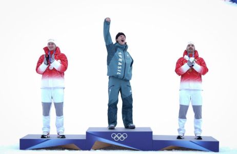 Lucas Pinheiro Braathen celebra ouro no slalom gigante em Milão-Cortina 2026