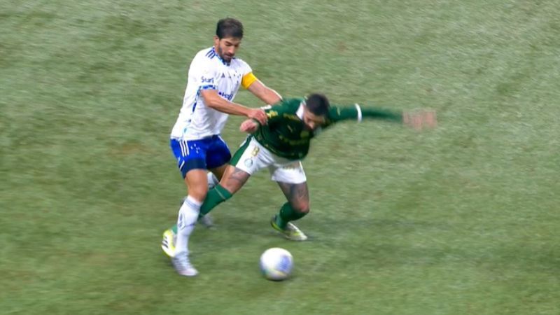 Cruzeiro protocola reclamação na CBF por gol anulado contra o Palmeiras