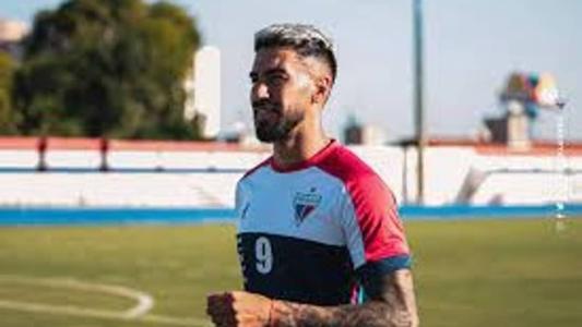 Lucero, atacante argentino suspenso pela Fifa